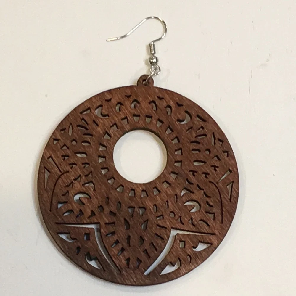 🔴 Wood Laser Cut Round Earrings - Picture 4 of 4